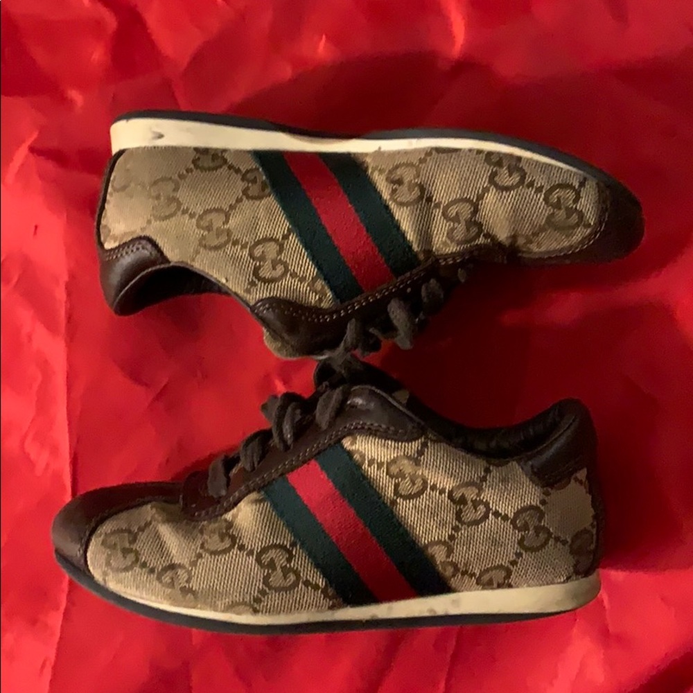 I’m selling a baby Gucci shoe size 28..